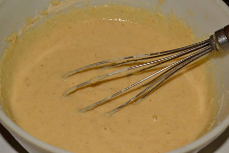 Preparazione della pastella con frusta da cucina