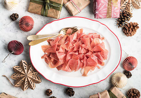 Piatto con Prosciutto di San Daniele su tavola natalizia