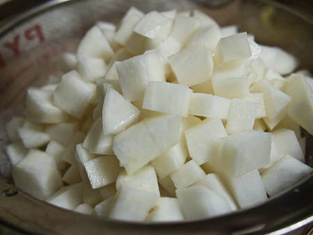 Rape bianche sbucciate e tagliate a cubetti