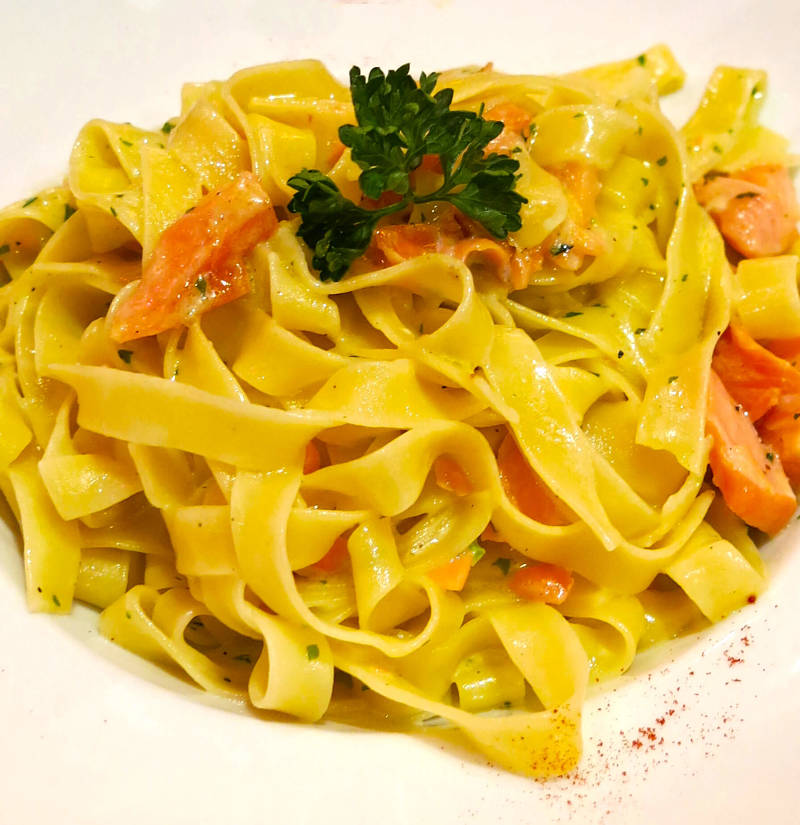 Pasta frescacon salmone affumicato Aspetto delle tagliatelle al salmone
