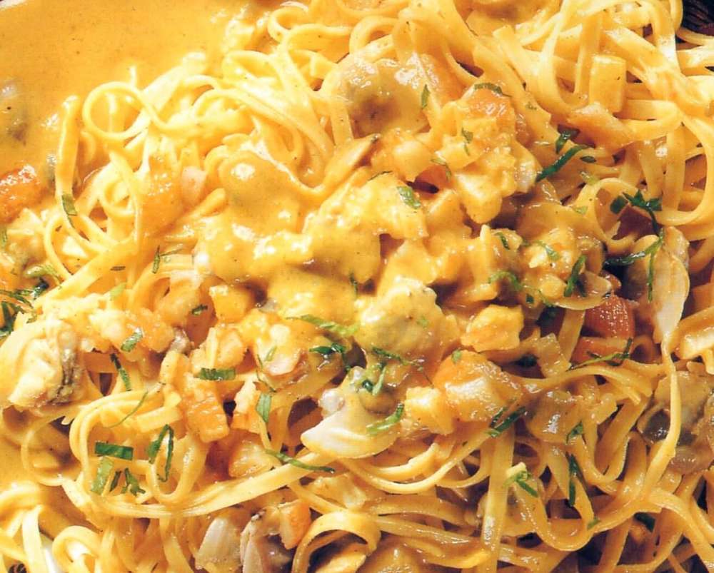 Aspetto dei tagliolini con polpa di granchio e curry