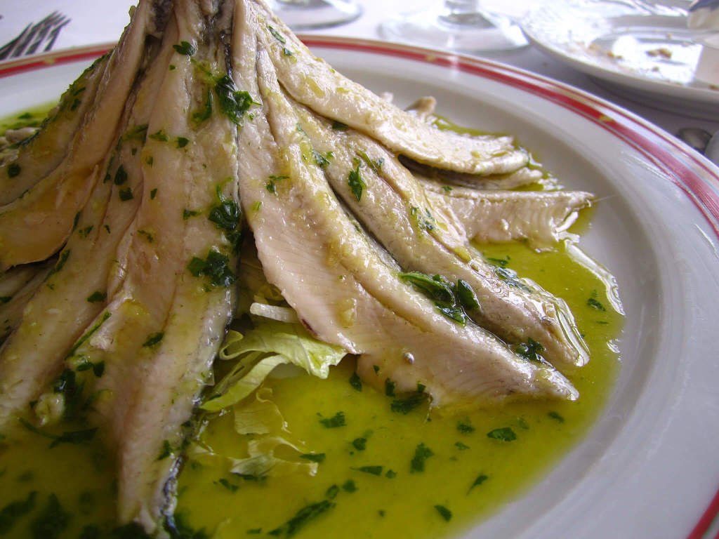 Acciughe all'ammiraglia scottate e marinate Acciughe all'ammiraglia con prezzemolo e olio