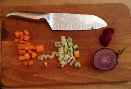 Tagliere con coltello e ingredienti del soffritto