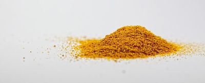 Mucchietto di curcuma in polvere