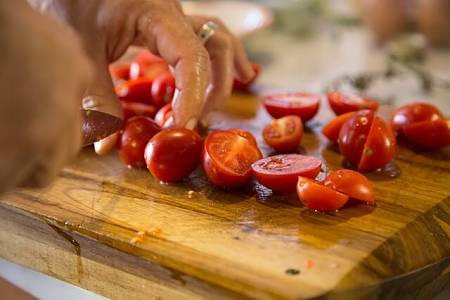Come tagliare i pomodorini a metà