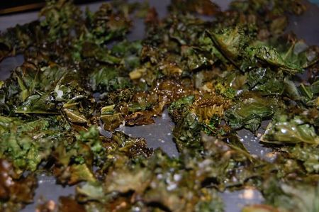 Chips di cavolo sulla placca del forno