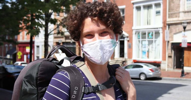 Giovane donna indossa la mascherina protettiva