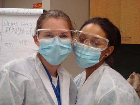 Giovani infermiere con occhiali protettivi sopra la mascherina chirurgica