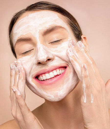 Donna si spalma sul viso una maschera lenitiva a base di yogurt