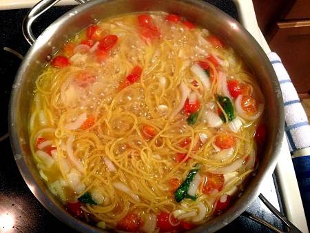 Spaghetti cotti inpadella secondo la ricetta one-pan-pasta di Martha Stewart