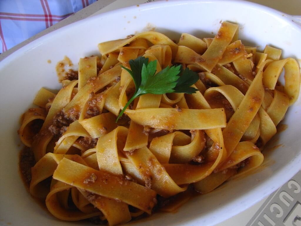 Pasta fresca all' uoco cotta e condita con ragù e zafferano