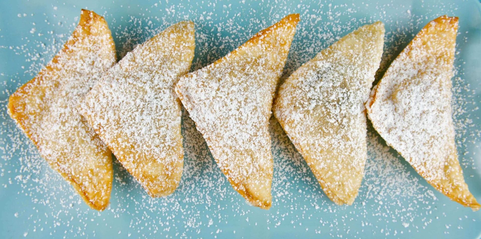 Le tabacchere sono dolcetti ripieni e fritti tipici campani Tabacchere fritte e spolverate di zucchero a velo