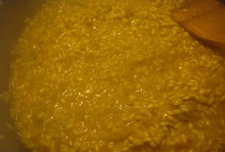 Il risotto deve essere mescolato con il cucchio di leno durante la cotture