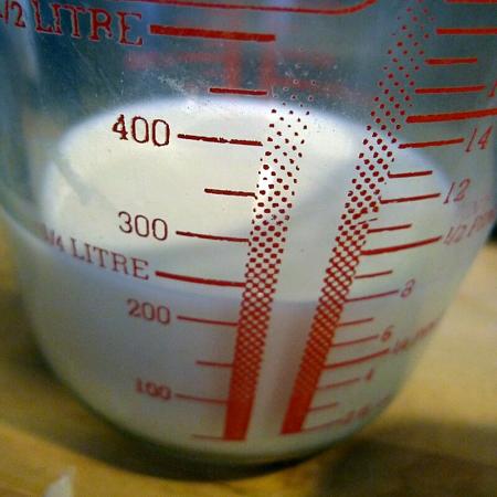 Latte in recipente trasparente graduato