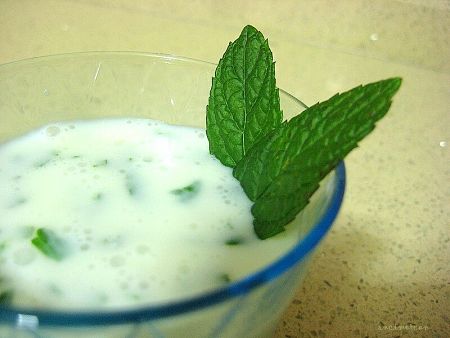 Latticello aromatizzato con menta fresca