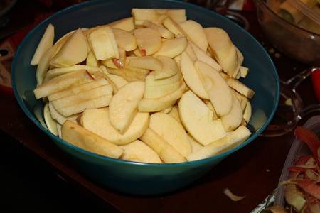 Fettine di mele dello stesso spessore in ciotola di ceramica