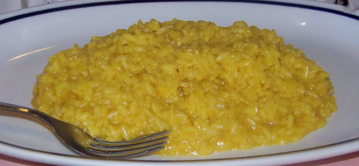 Risotto allo zafferano mantecato senza burro e formaggio Risotto allo zafferano in versione vegana e light