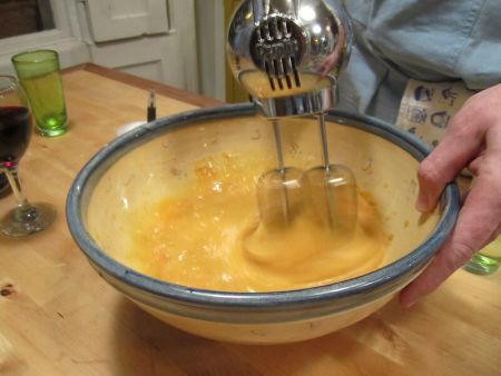 Come sbattere le uova con la frusta elettrica