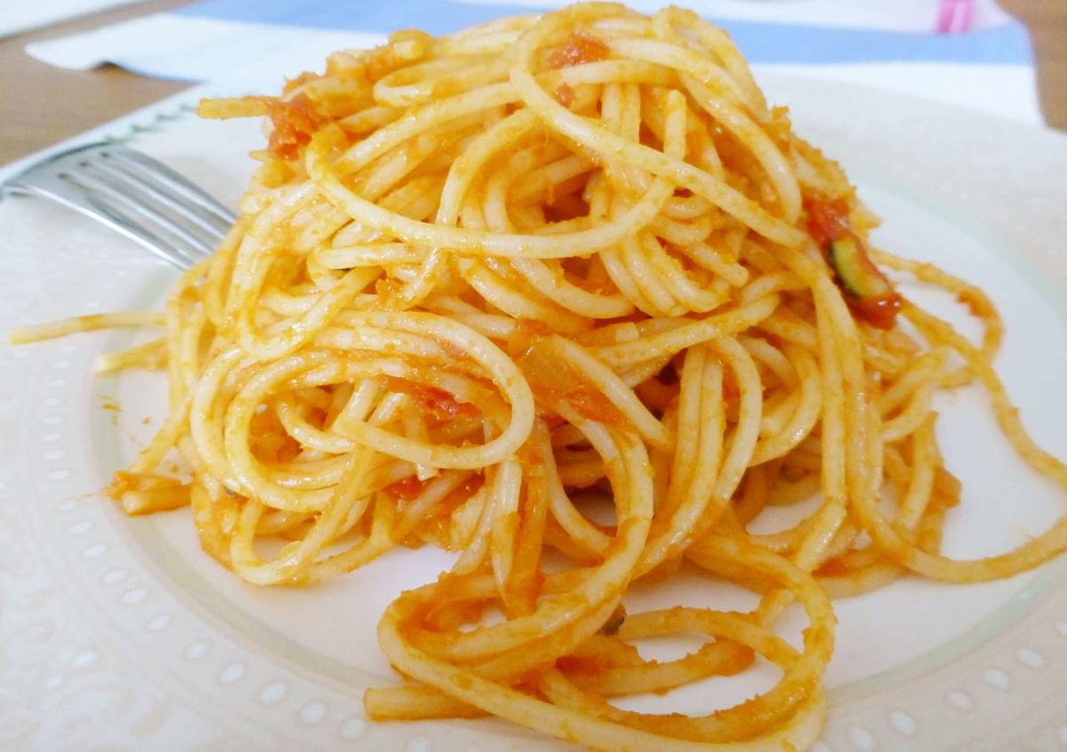 Spaghetti conditi con salsa di zucca e pomodoro