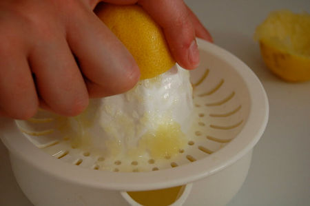 Come spremere un limone con spremiagrumi manuale