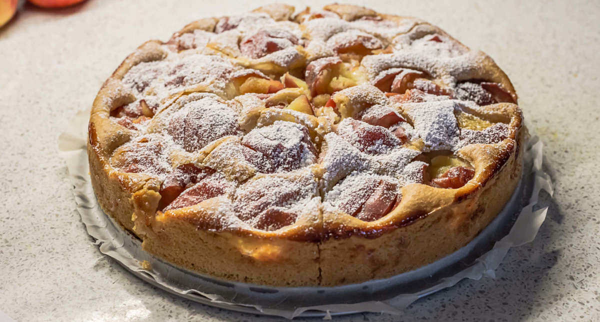 Torta di mele rustica con sopra zucchero a velo