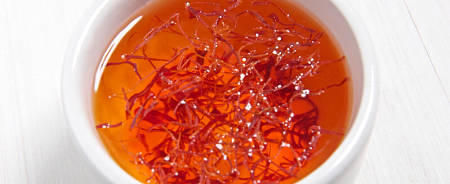 Zafferano in infusione in acqua calda