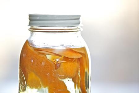 Aceto per le pulizie profumato con bucce d'arancia