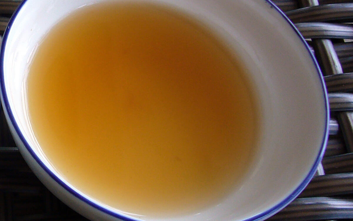 L'aceto fatto con gli scarti di frutta non è limpido Aspetto torbido dell'aceto ottenuto da scarti di frutta