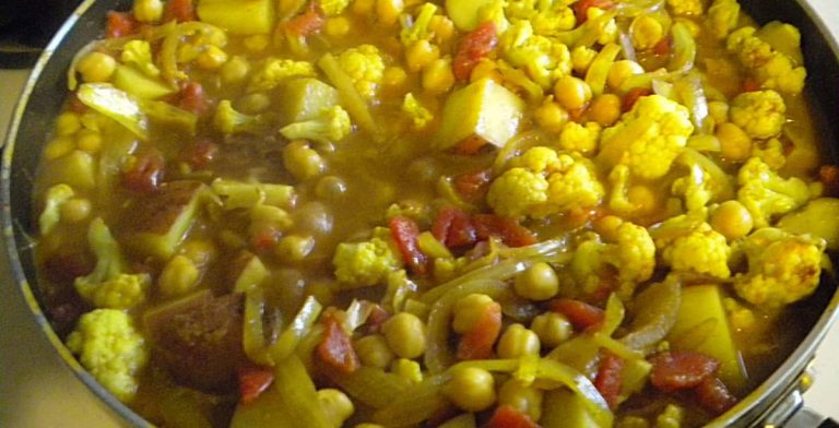 Aspetto del curry di ceci, cavolfiore e patate