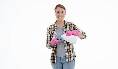 Donna con in mano spugna da cucina e detergente naturale