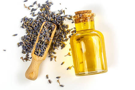 Olio essenziale e fiori di lavanda
