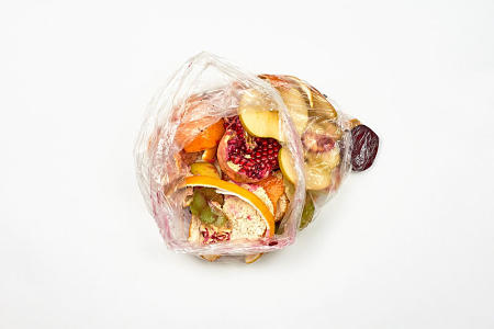 Scarti di frutta mista in sacchetto di plastica