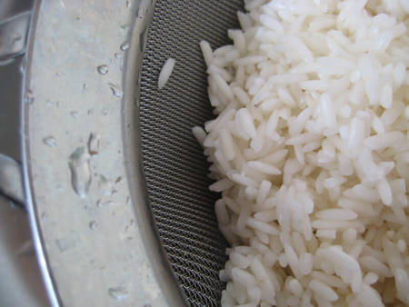 Come sciacquare il riso nel colino