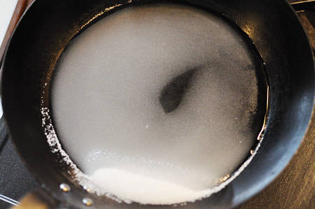 Acqua e zucchero nel pentolino