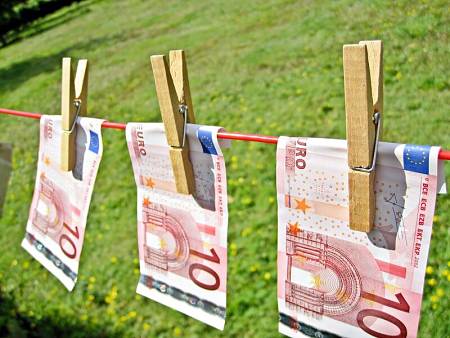 Banconote in euro stese al sole