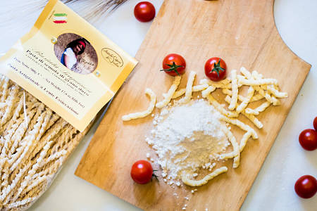 Busiate artigianali su tagliere e fatte industrialmente nella confezione