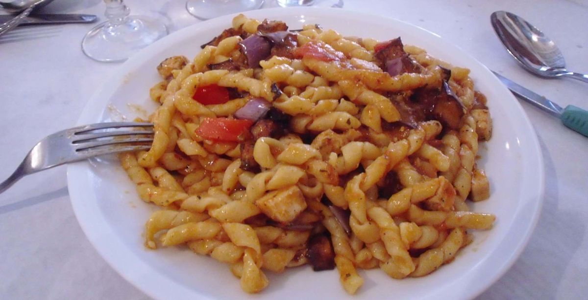 Pasta busiata con pesce spada e melanzane