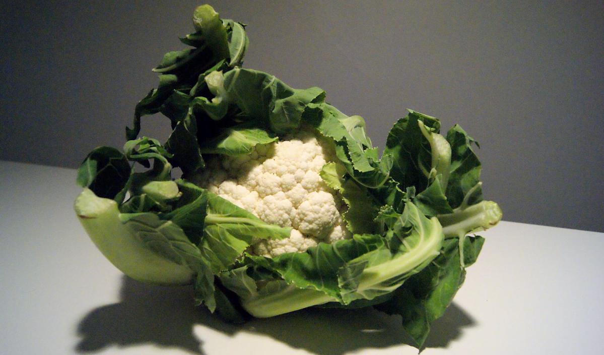 Cavolfiore con foglie fresche e sane da riutilizzare in cucina