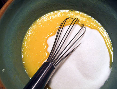 Zucchero e uova si possono mescolare con la frusta da cucina