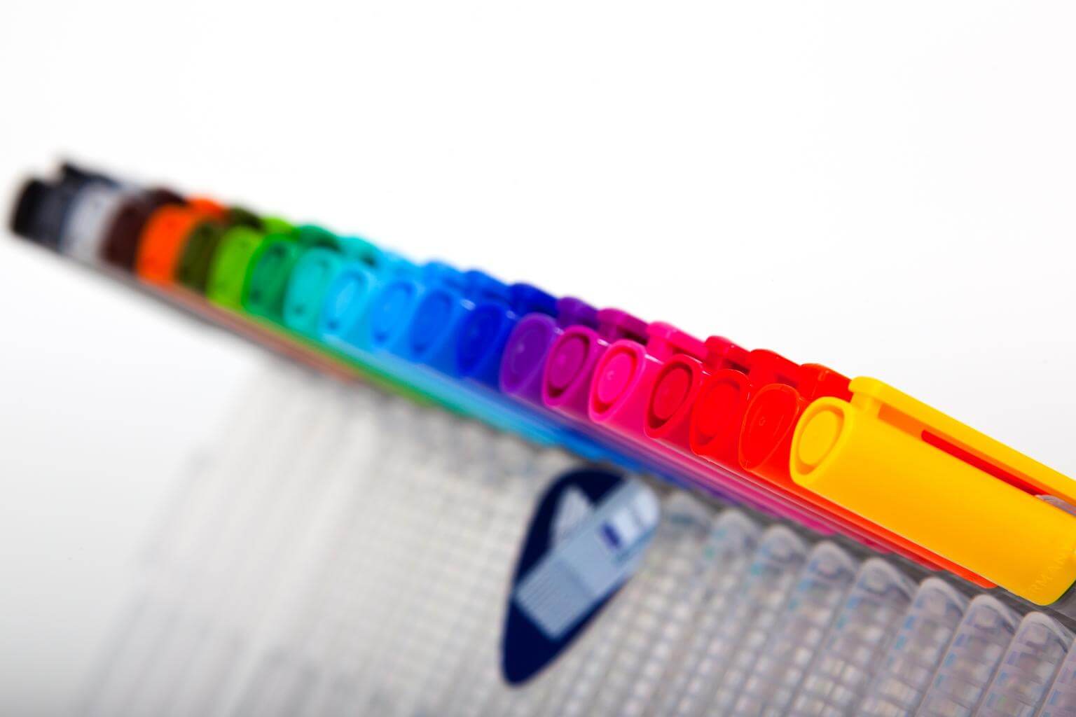 Con i pennarelli per tessuti si possono nascondere le macchie di candeggina sulle stoffe Pennarelli per tessuti adatti a coprire le macchie di candeggina su stoffe di divesi colori