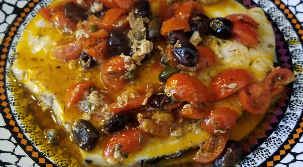 Tranci di pesce spada cucinati alla ligure con pomodorini, olive e capperi