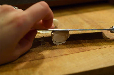 Come schiacciare uno spicchio di aglio