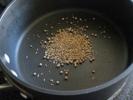 Come tostare i semi di cumino e di coriandolo in padella