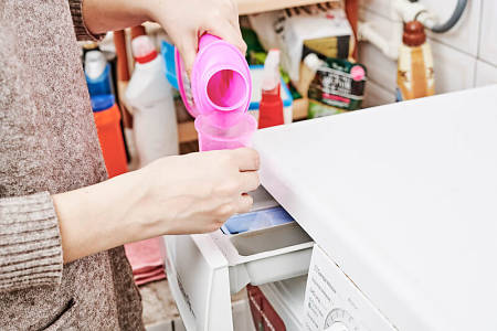 Come dosare il detergente liquido per lavatrice con il dosatore