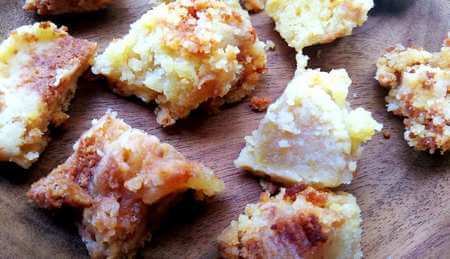 Interno morbido ed umido di focaccia di mele tagliato a cubetti