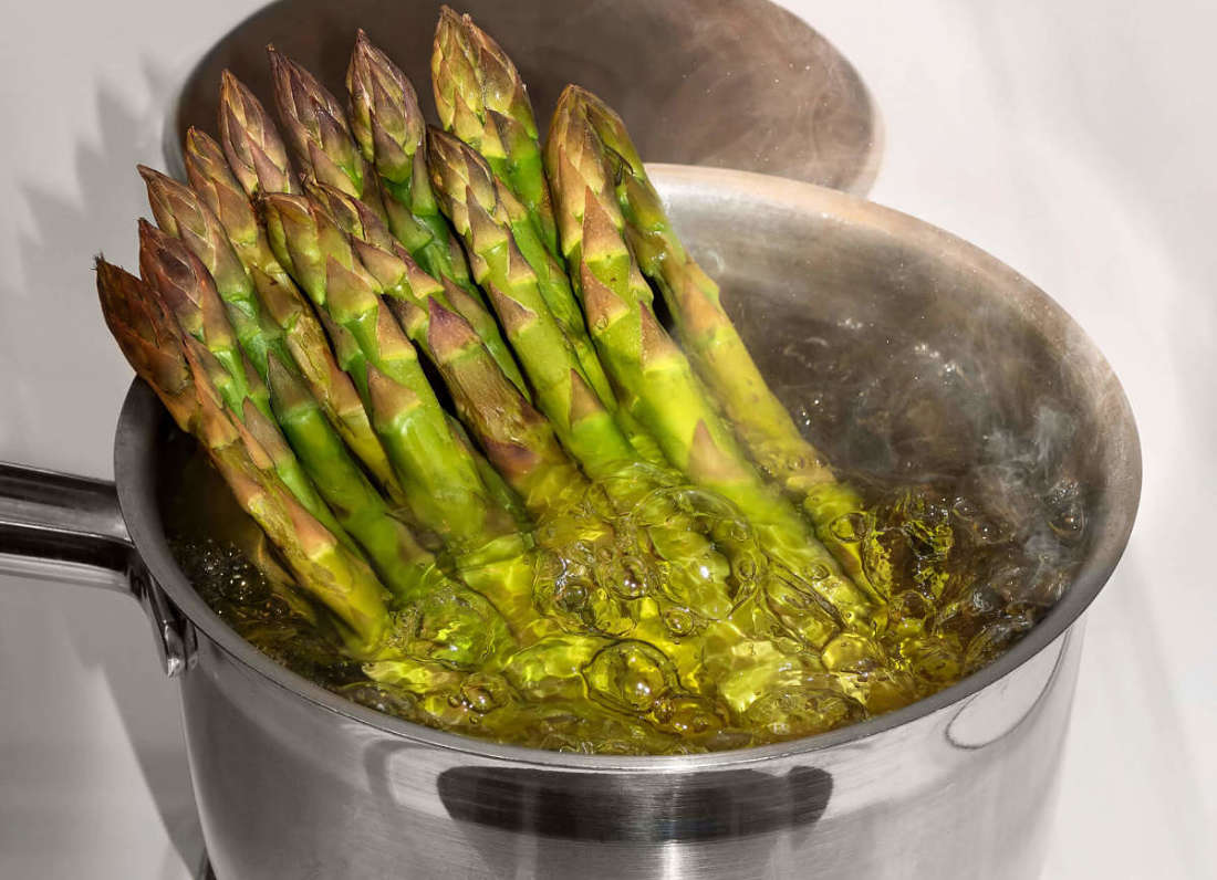 Asparagi nella loro acqua di cottura