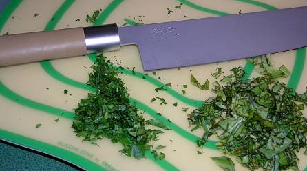 Prezzemolo tritato a coltello finemente e grossolanamente