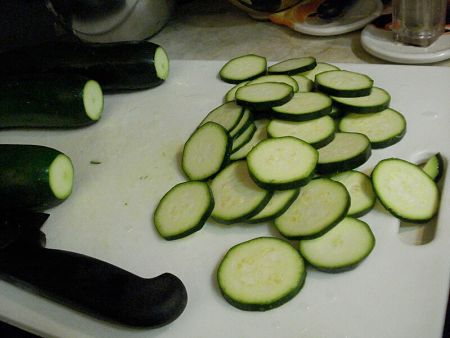 Zucchine crude tagliate a rondelle