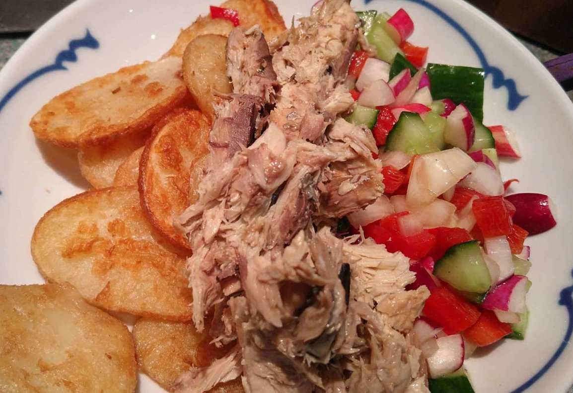 Sgombri al gratin con patate al forno e dadolata di verdure