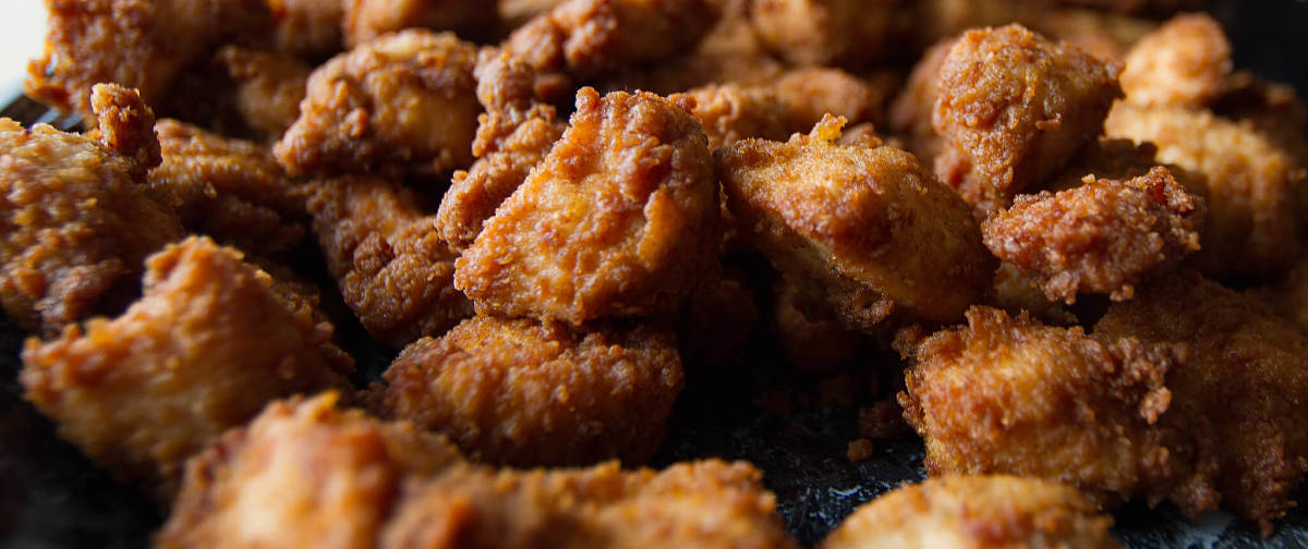 Croccanti bocconcini d pollo speziati fritti Boconcini di pollo alle spezie impanati e fritti